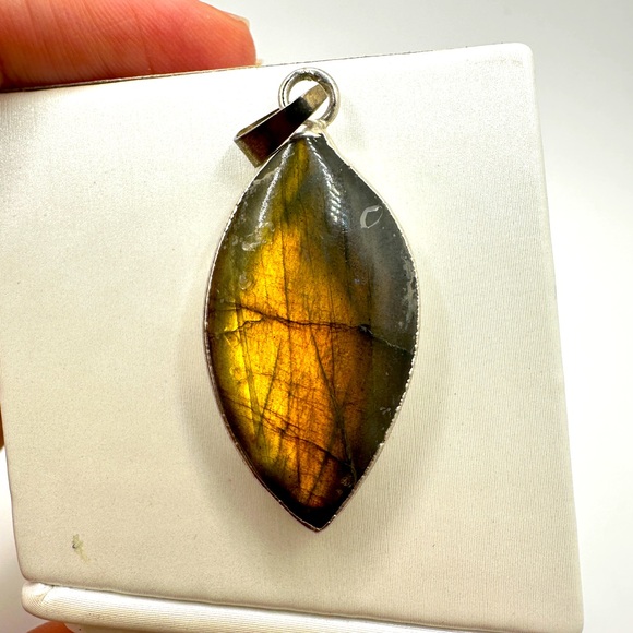 Stunning Orange flash, 31x18mm Labradorite pendant, silver plated! - Picture 1 of 10